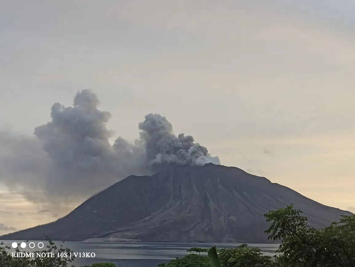 Abu Vulkanik Gunung Ruang Ganggu Penerbangan